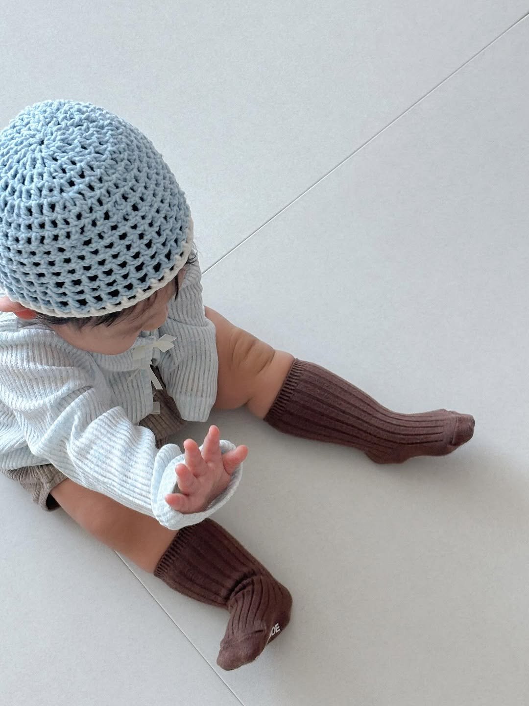 Photo by 우디 | 집꾸미기 | 육아 on September 28, 2025. May be an image of 1 person, baby, crochet, knit, sock and text.