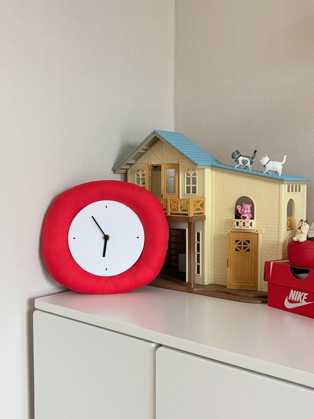 Photo shared by 우디 | 집꾸미기 | 육아 on September 19, 2025 tagging @ogam_review. May be an image of grandfather clock, toy, timer and text.