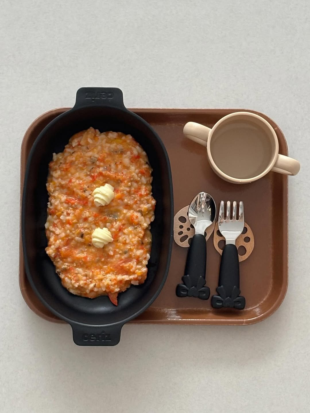 Photo shared by 우디 | 집꾸미기 | 육아 on October 28, 2025 tagging @loveat_korea, @ceriz.life, @ceriz.official, and @luksusbaby_kr. May be an image of shepherd's pie, tableware, saucepan, measuring cups, potholder and text.