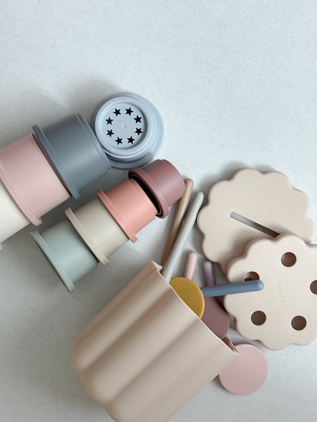 Photo shared by 우디 | 집꾸미기 | 육아 on August 08, 2025 tagging @mushie, and @luksusbaby_kr. May be an image of napkin ring, timer, kitchenware, sharpener and text.
