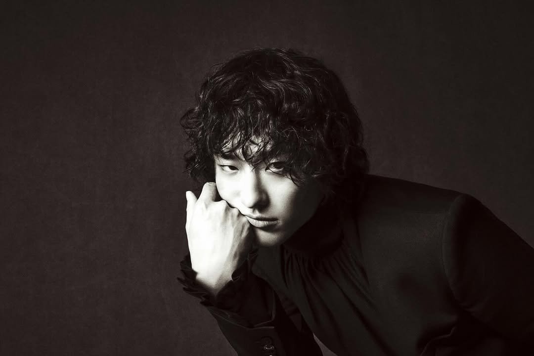 Photo by 𝐖𝐎𝐎𝐃𝐙 on February 18, 2026. May be a black-and-white image of one or more people, bangs and text.