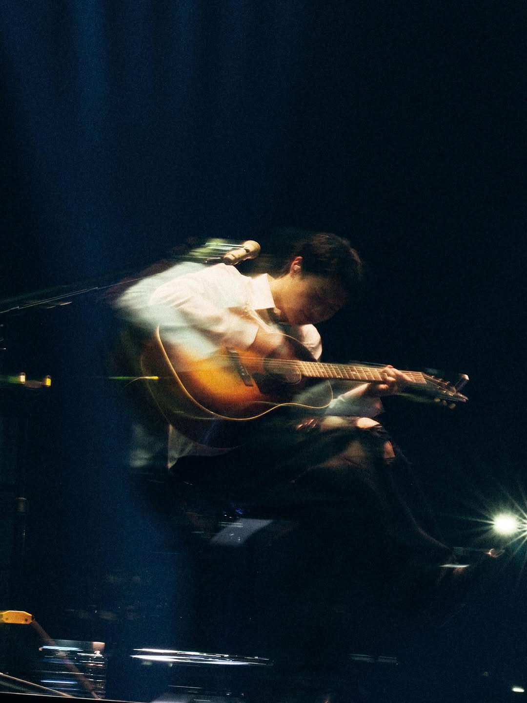 Photo by 𝐖𝐎𝐎𝐃𝐙 on March 20, 2026. May be an image of guitar, concert and text.