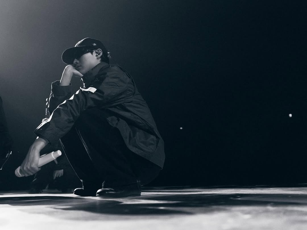 Photo by 𝐖𝐎𝐎𝐃𝐙 on March 20, 2026. May be a black-and-white image of concert and text.