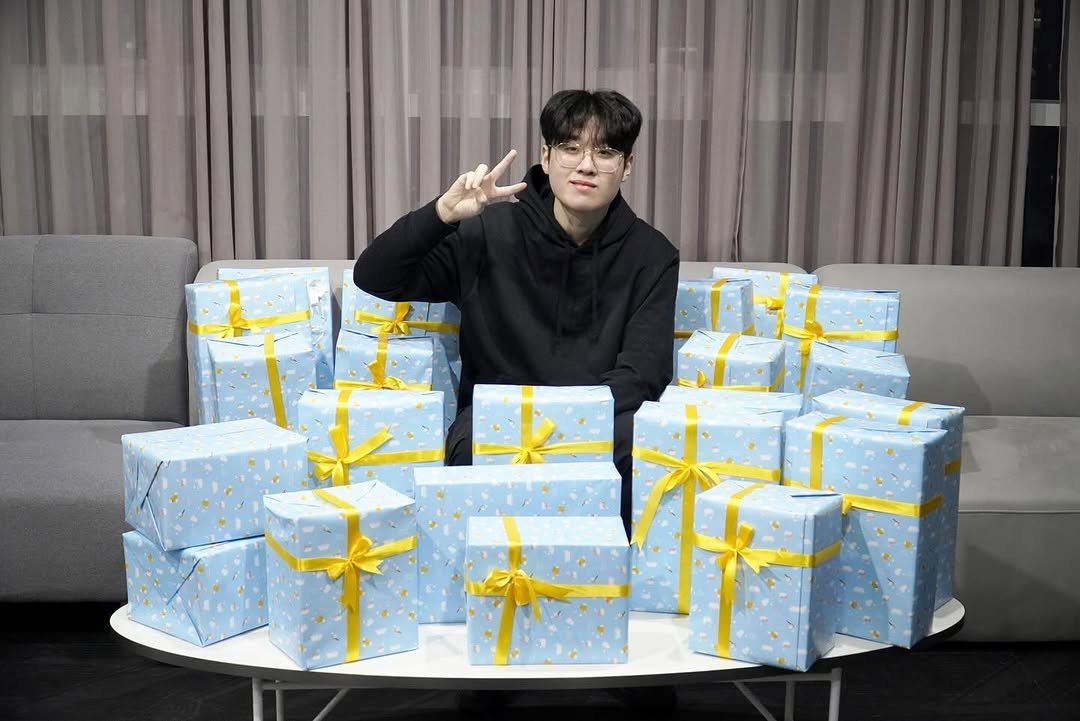 woojechoii 게시물 이미지: 좀 늦었지만 생일과 3주년 선물 잘 받았습니다
생일을 원래 잘 챙기지 않았었는데...