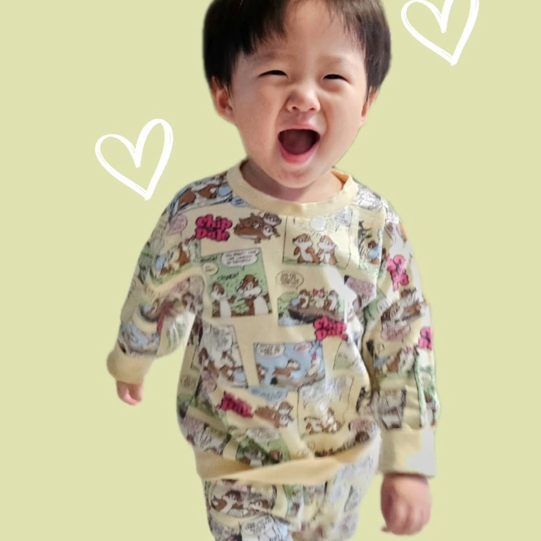 Photo by 🐷피그렛🐷 on October 16, 2025. May be an image of child, sleepwear, fleece and sweatshirt.