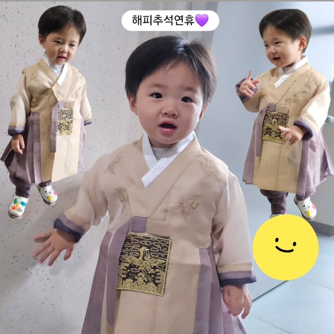 Photo by 🐷피그렛🐷 on October 05, 2025. May be an image of 3 people, child and text that says '해피추석연휴'.