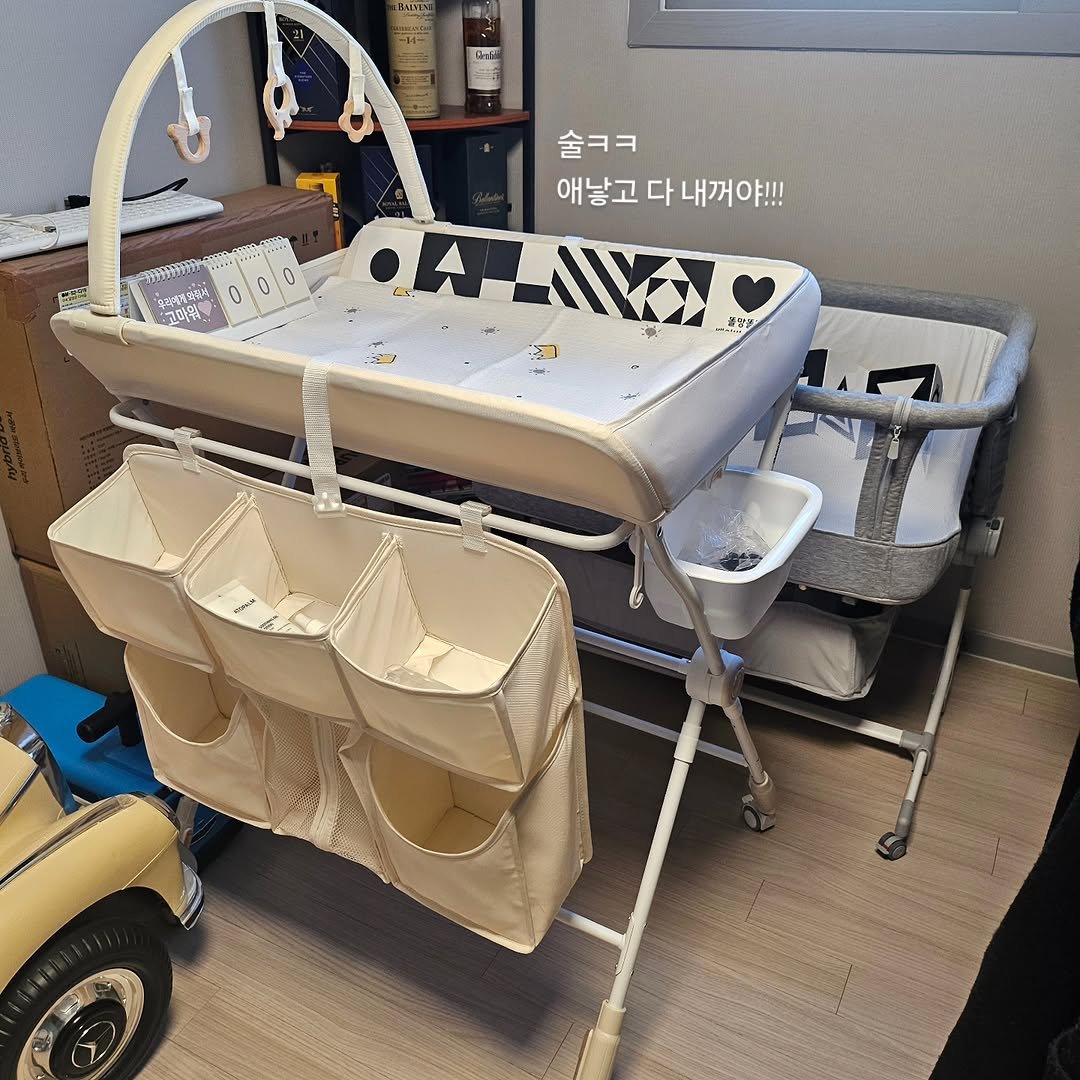 Photo by 🐷피그렛🐷 on February 08, 2026. May be an image of clothes iron, cart, playpen, rack, baby bed, diaper, bunk bed, buggy and text that says '2 술ㅋㅋ 애낳고 애낳고다내꺼야!!! 다 내꺼야!!! 技日然 000 0 코마서 ALAIVOL 請 M'.