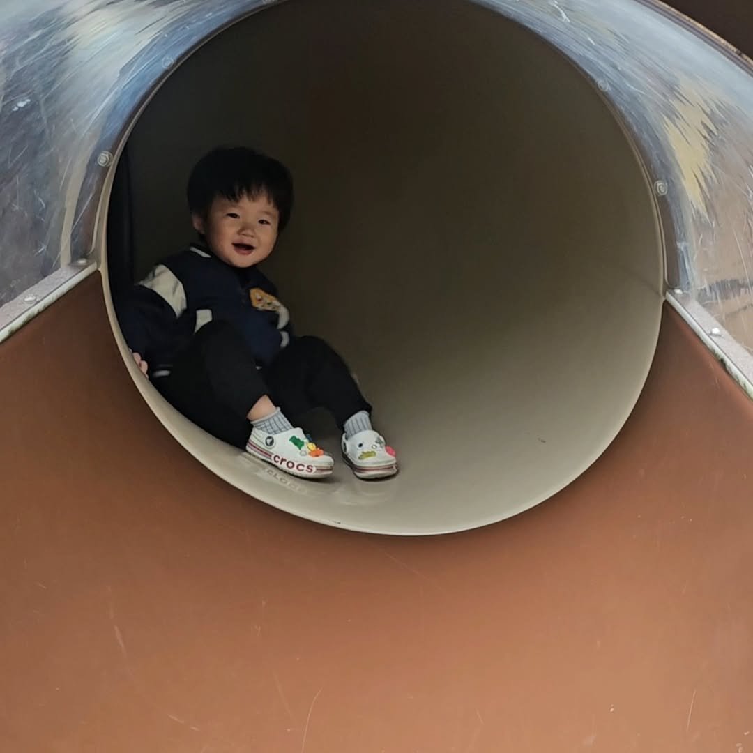 Photo by 🐷피그렛🐷 on October 17, 2025. May be an image of baby, slide and park.