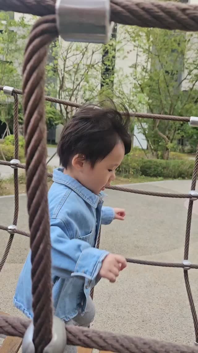 woojin_piglet 게시물 이미지: 놀이터 사랑하는 우진이 😄
매일 등원전 아빠랑 놀이터 🩵 하원하고 엄마랑 놀이터 💙...