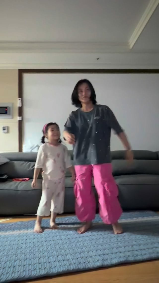 wooju1025 게시물 이미지: 우리들의 흔한 추석 풍경
조카 이겨보려다 진 고모의 모습
지유야..
너 아주 여유있게 춘다?