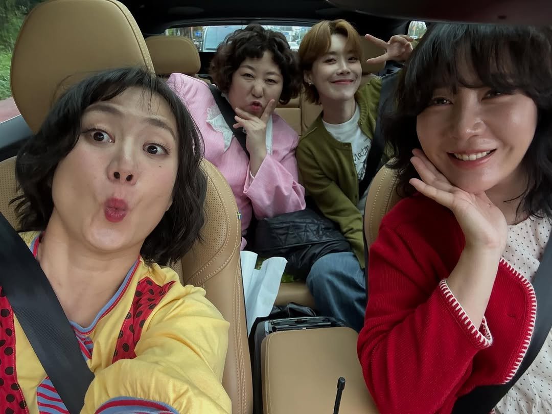 Photo by 나래 박 on October 24, 2025. May be an image of one or more people, bangs and text.