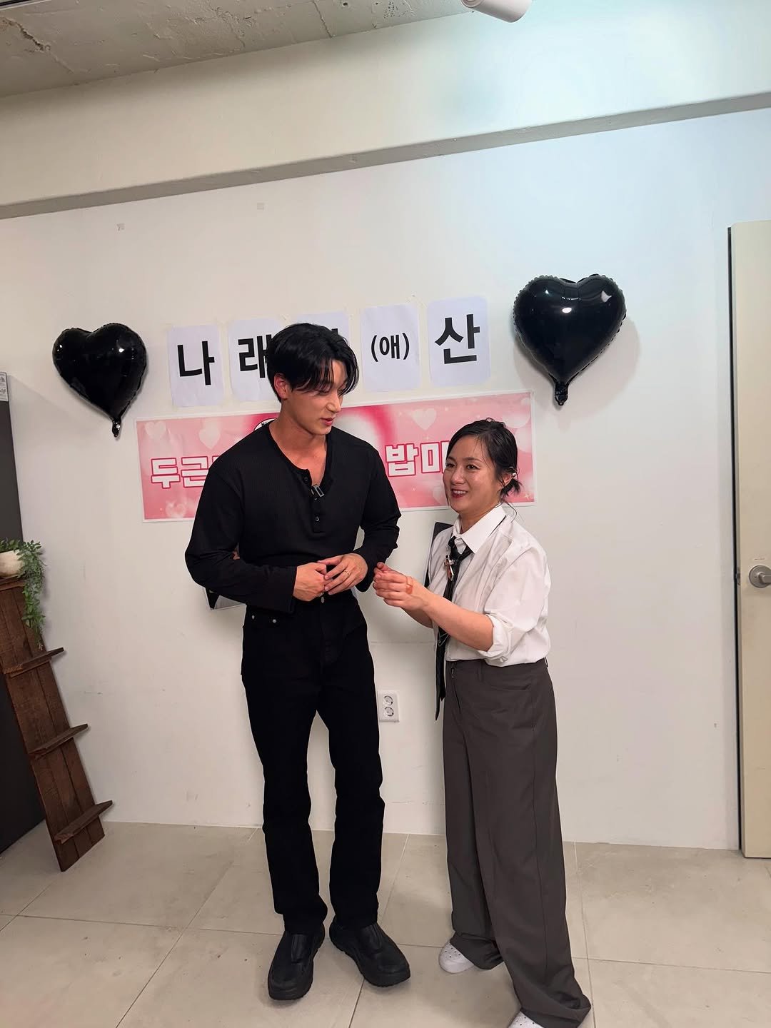 Photo by 나래 박 on July 01, 2025. May be an image of 2 people, top, bolo tie and text that says '나 라 (애) (예)산 산 두 두근 큰 밥미 c0'.