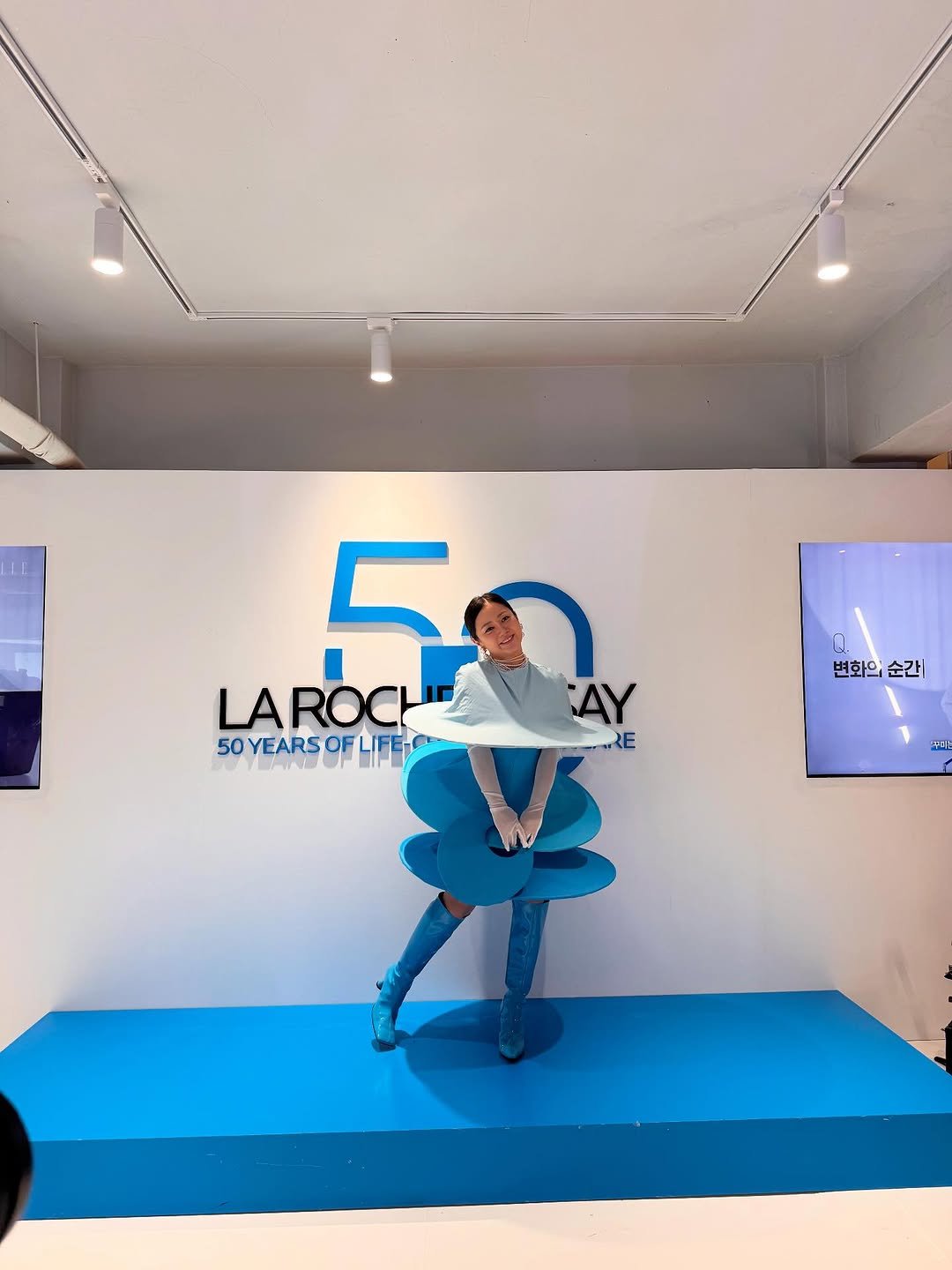 Photo by 나래 박 on August 28, 2025. May be an image of 1 person, standing and text that says 'LAROCH LAROCIAY 50 E 50YEARSOFLIFE- YEARS 50 RE 변화의순간| 변화의 순간 꾸라'.
