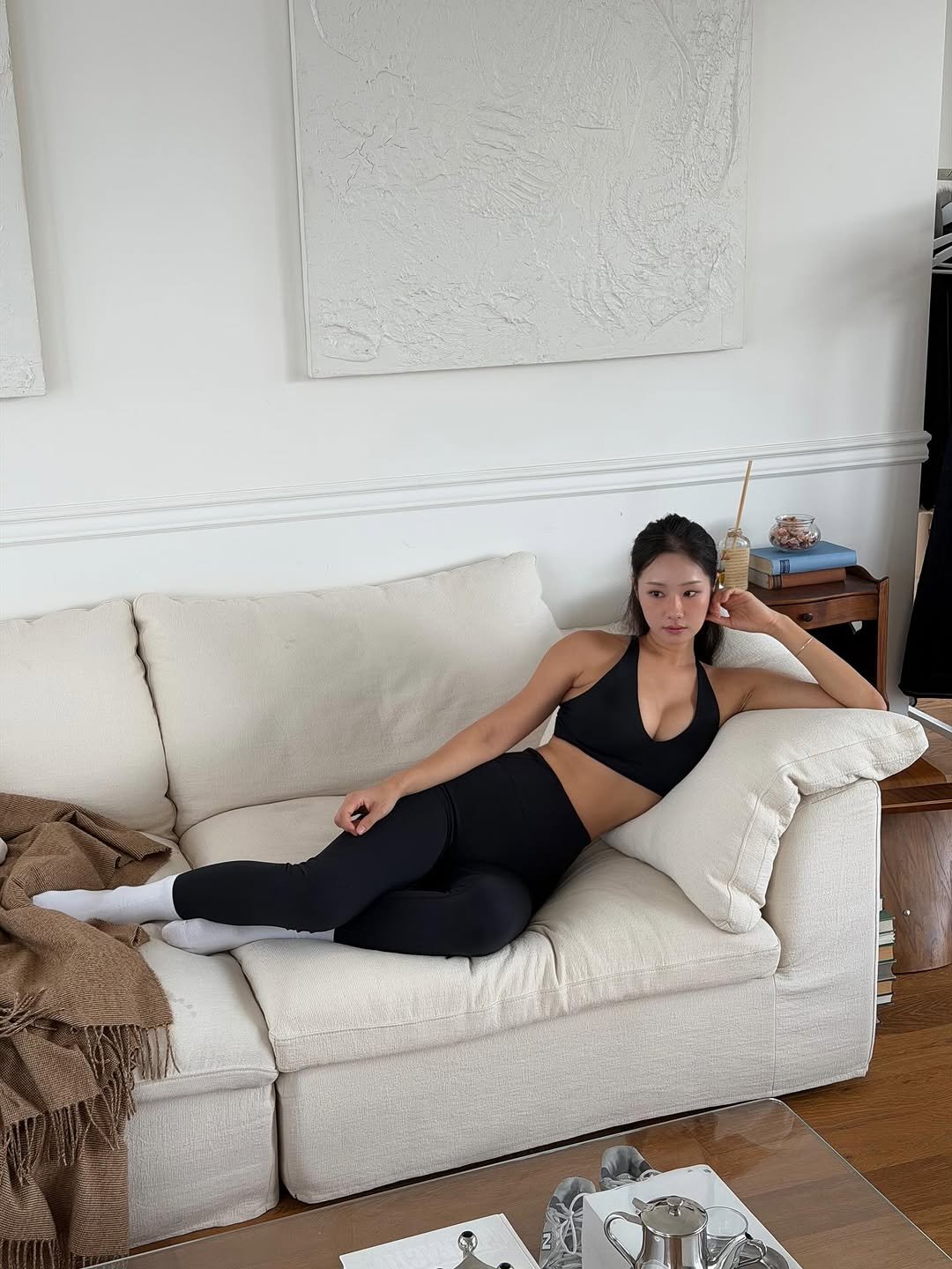 Photo by 우나스 woonas on October 19, 2025. May be an image of activewear, tights, sportswear, sweatpants, living room and text.