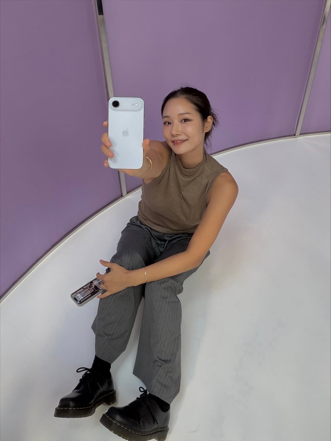 Photo by 우나스 woonas on September 18, 2025. May be a selfie of phone, boots, sweatpants, mirror and text.