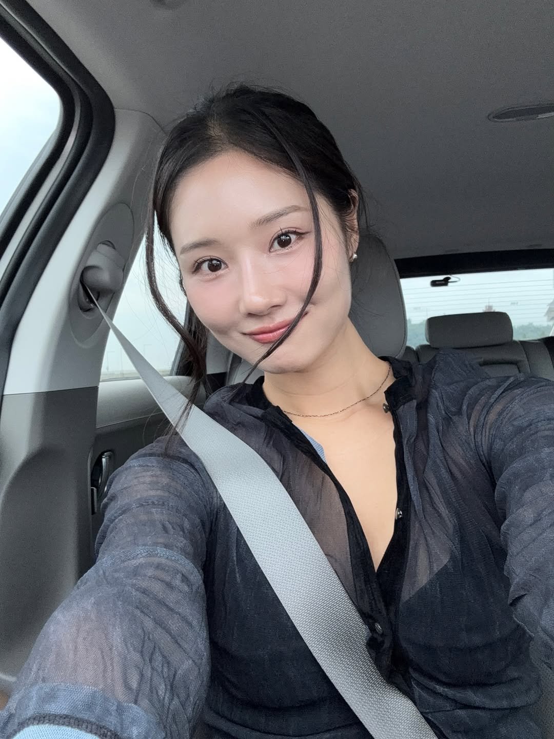 Photo by 우나스 woonas on August 10, 2025. May be a selfie of 1 person, hair, car, seatbelt and text.