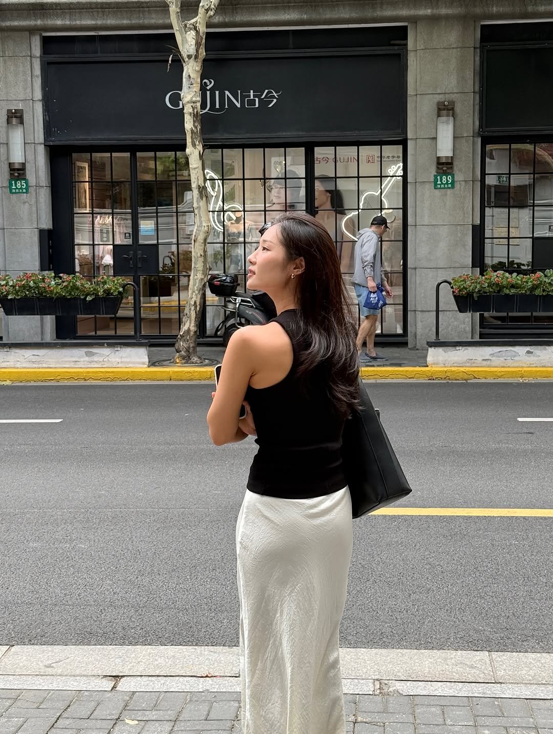 Photo shared by 우나스 woonas on July 15, 2025 tagging @massimodutti. May be an image of 2 people, parking meter, street and text.