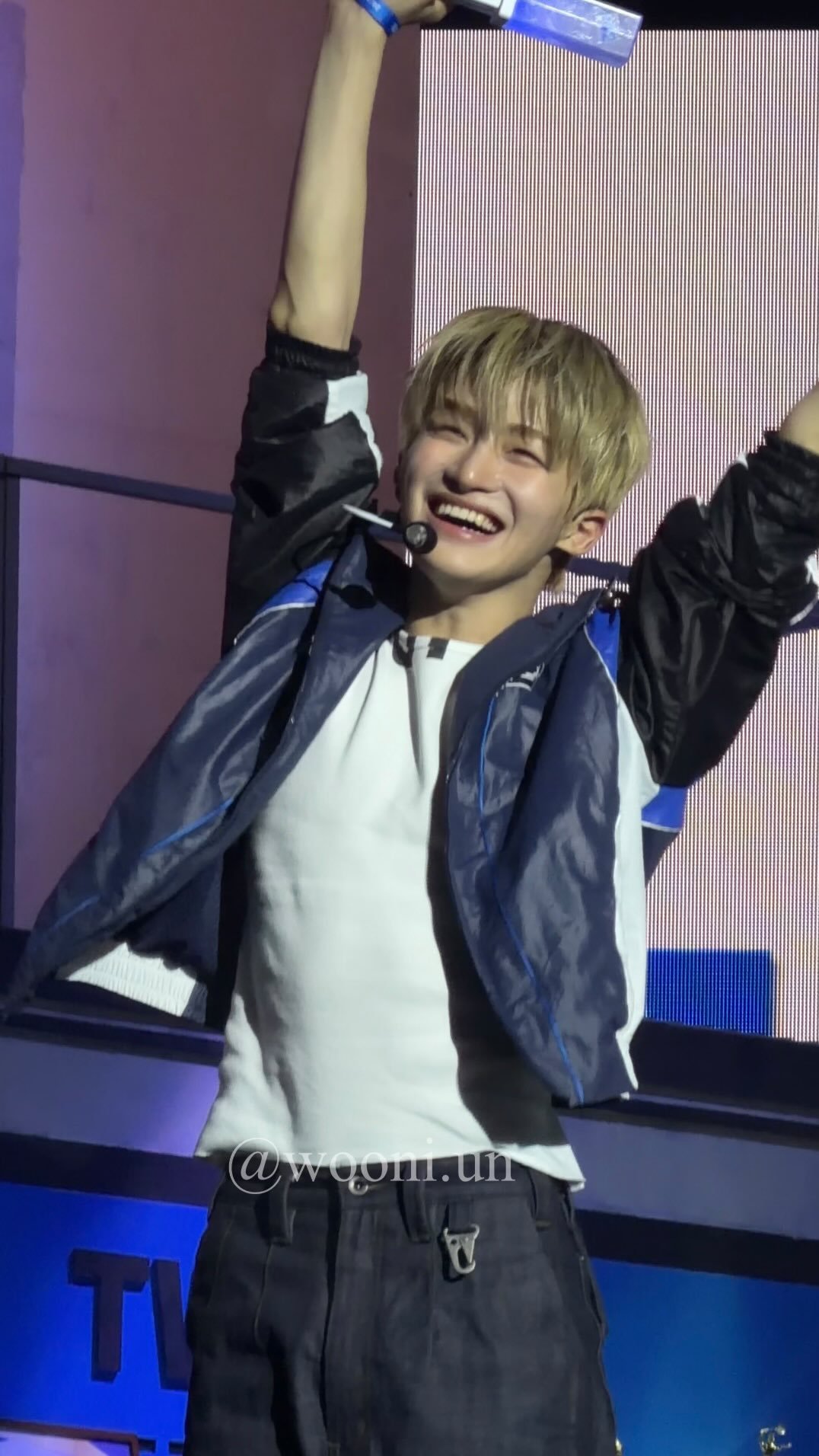 wooni.un 게시물 이미지: 저 태권도부원이었어서 지훈이를 정말 많이봣는데요.. 여자들 보면서 햇살처럼 웃는...