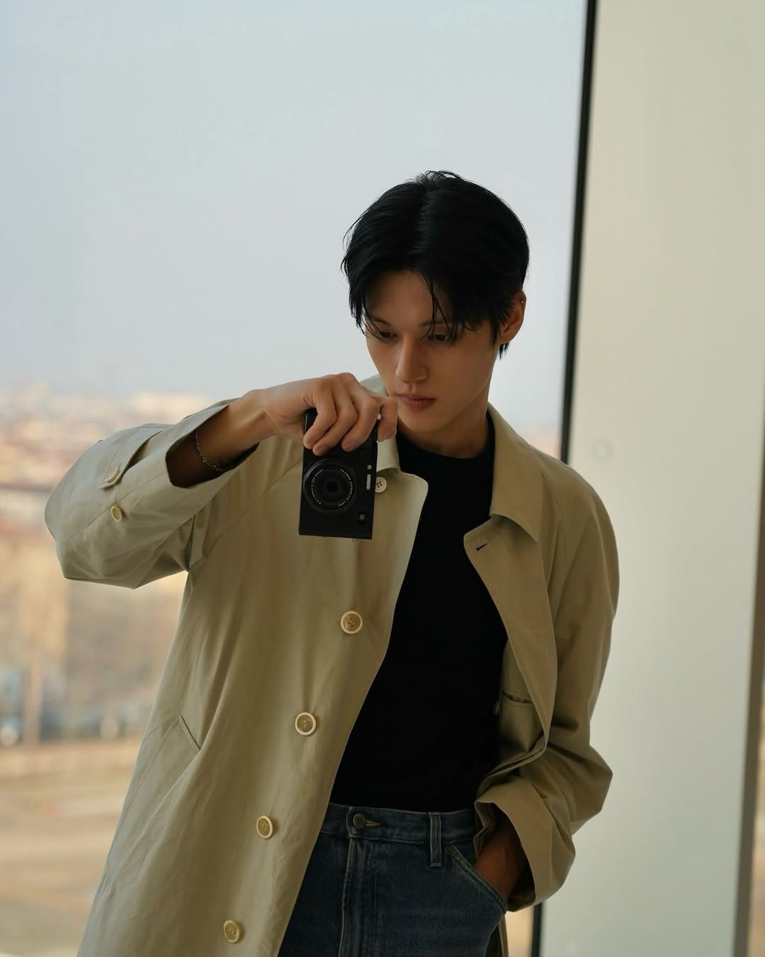 Photo by 우영 (WOOYOUNG) on February 27, 2026. May be an image of one or more people, hair, duffle coat, overcoat, bolo tie, blazer and text.