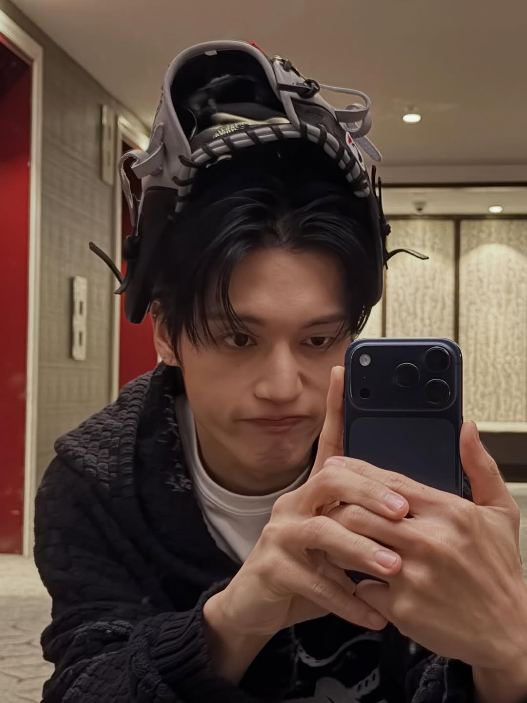 Photo by 우영 (WOOYOUNG) on March 05, 2026. May be a selfie of one or more people, bangs, cockroach, phone, mirror, bolo tie and text.