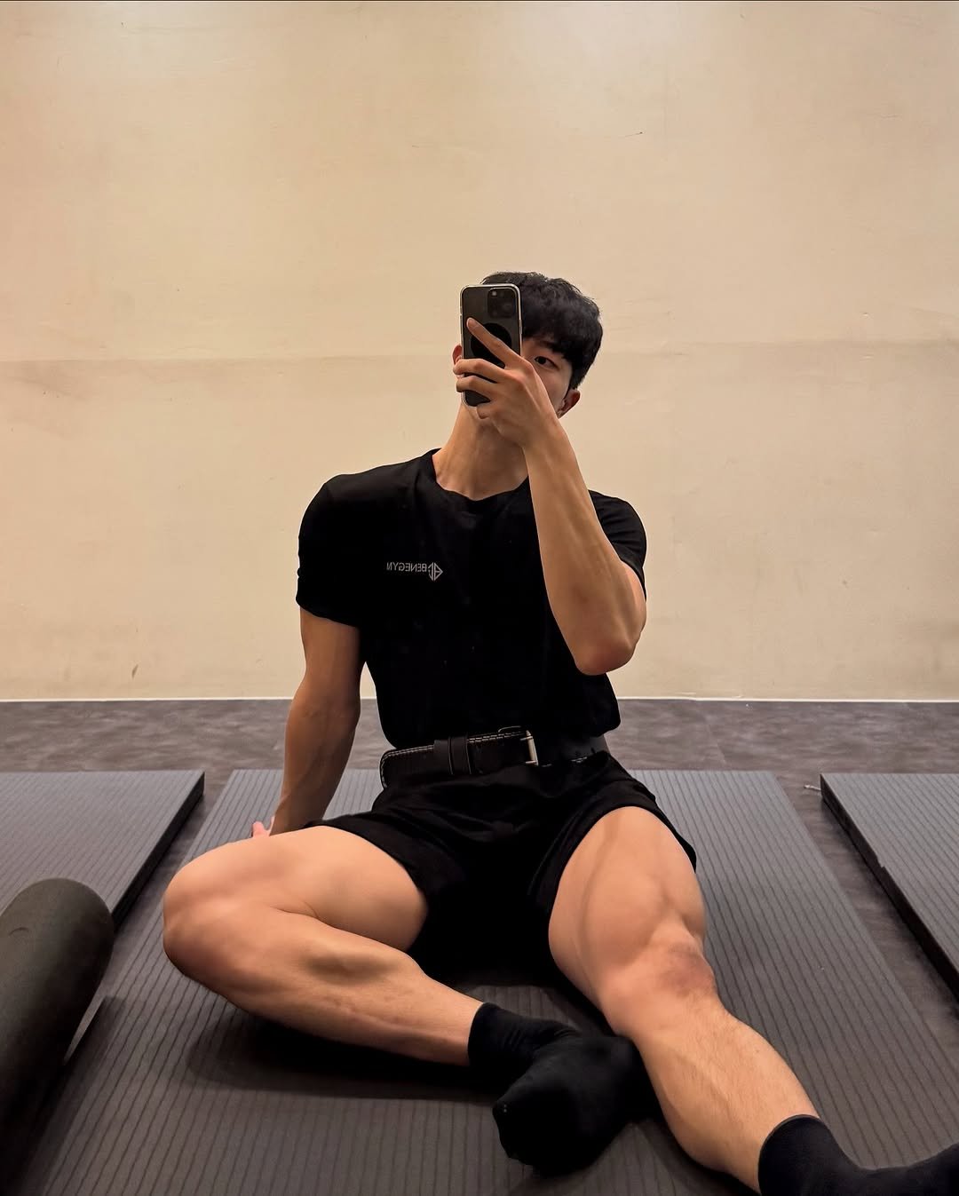 Photo by 민규 in Seoul, Korea with @hnf._official. May be an image of 1 person, body building, activewear, shorts, sweatpants and text.