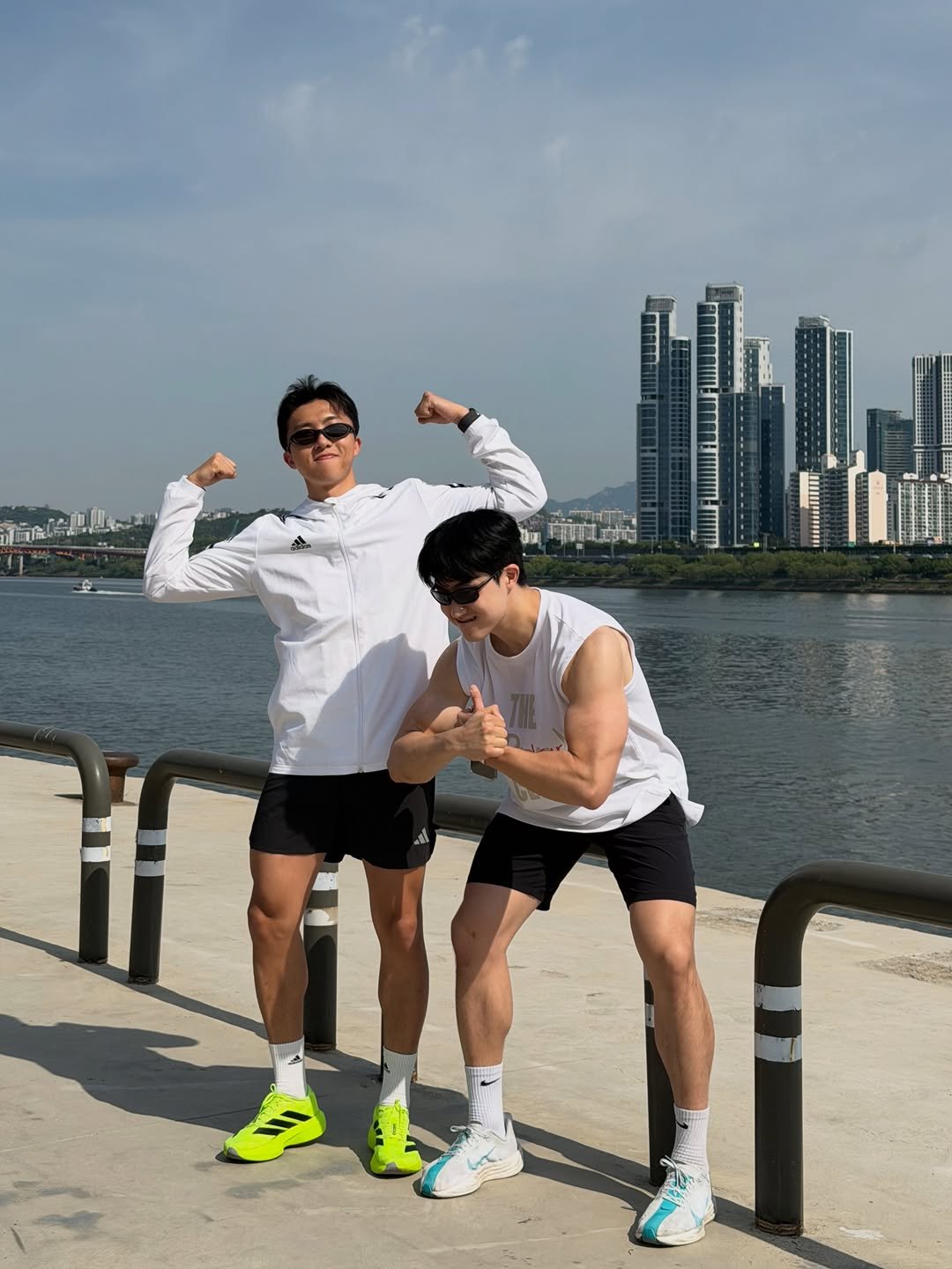 workout_minkyu 게시물 이미지: 친구놈 데리고 뛰러가서 🏃
비 형아보고 @rain_oppa 
무신사 플레이어 칭구들...