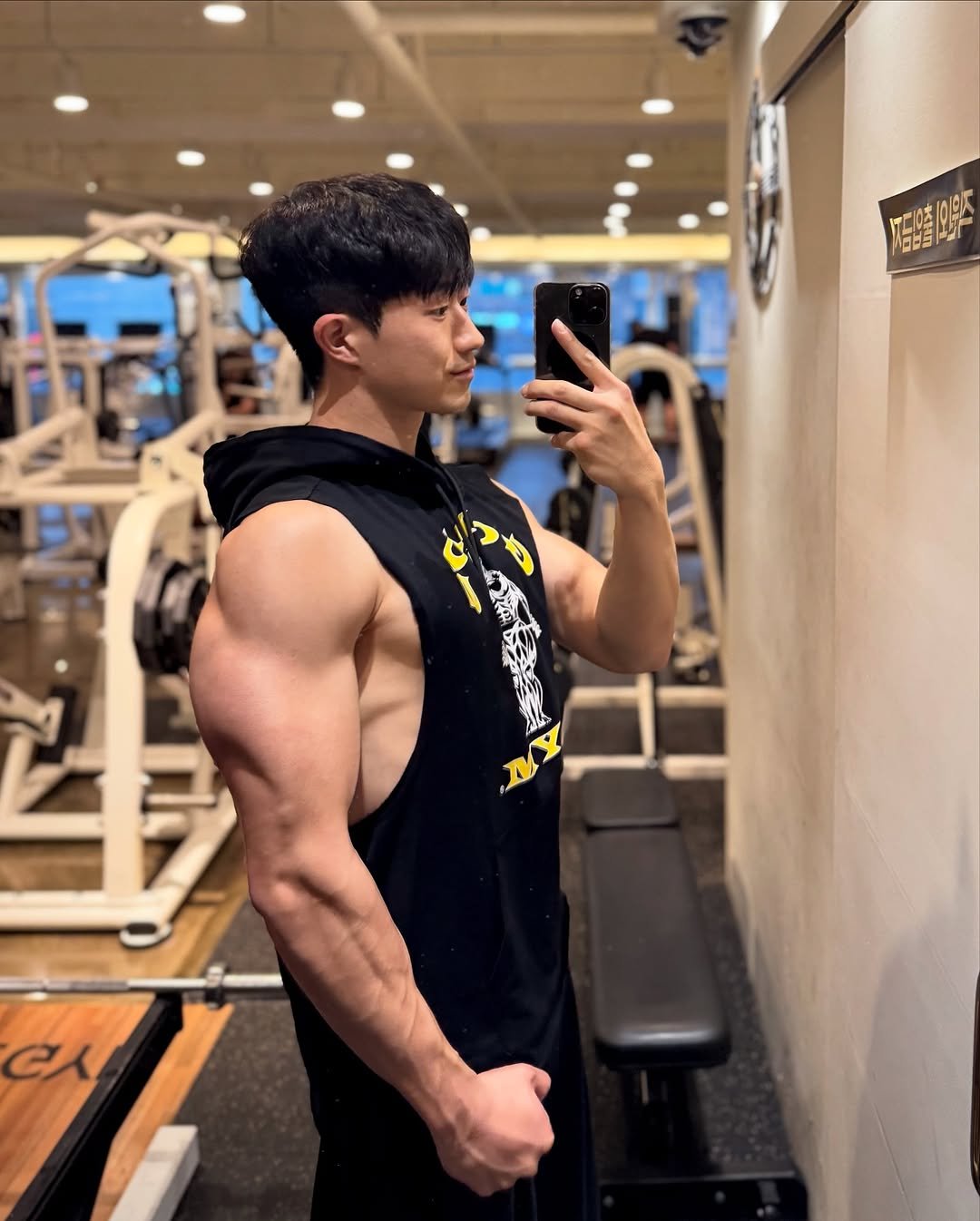 Photo by 민규 on April 27, 2025. May be an image of 1 person, biceps, body building and text.