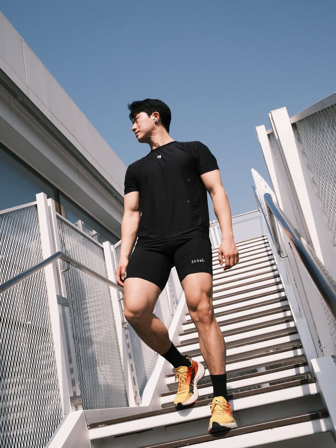 Photo shared by 민규 on April 01, 2026 tagging @bose, @pirunninglab, @bose_doubul, and @pihp.club. May be an image of body building, activewear, sportswear, shorts, sweatpants and text.