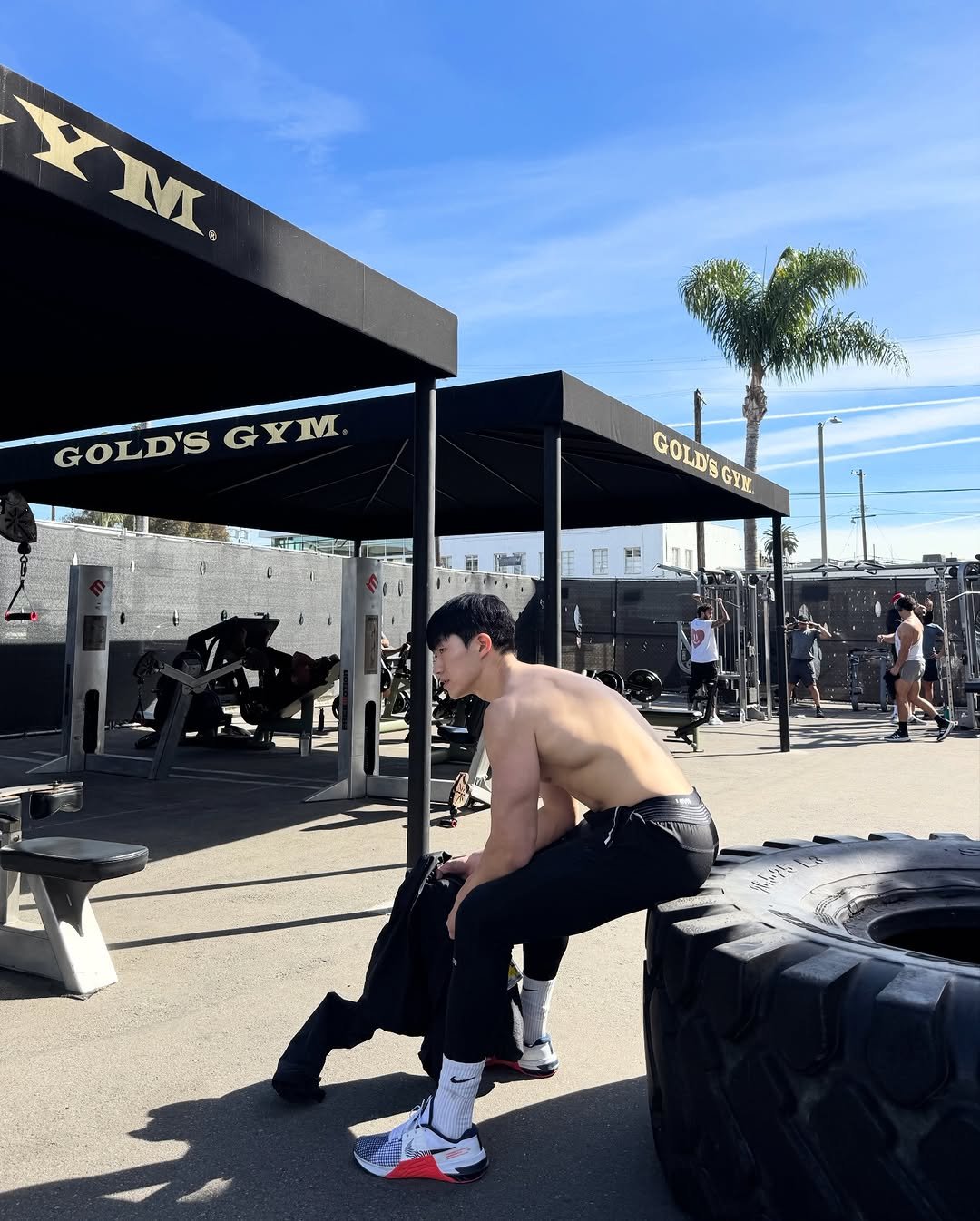 Photo by 민규 on December 31, 2025. May be an image of body building, activewear, barbell, dumbbell and text that says 'VM ት M GOLD'SGYM GOLD'S GYM. GOLDSG COLOSCIR GYM SGYH J'.