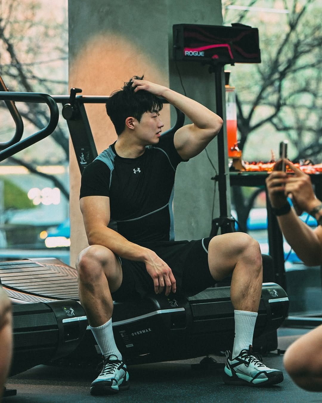 Photo shared by 민규 on April 10, 2026 tagging @underarmour, and @underarmourkr. May be an image of one or more people, people bodybuilding, activewear, sportswear, barbell, bench, cigarette and text that says 'ROGUE ROGUE ROG'.
