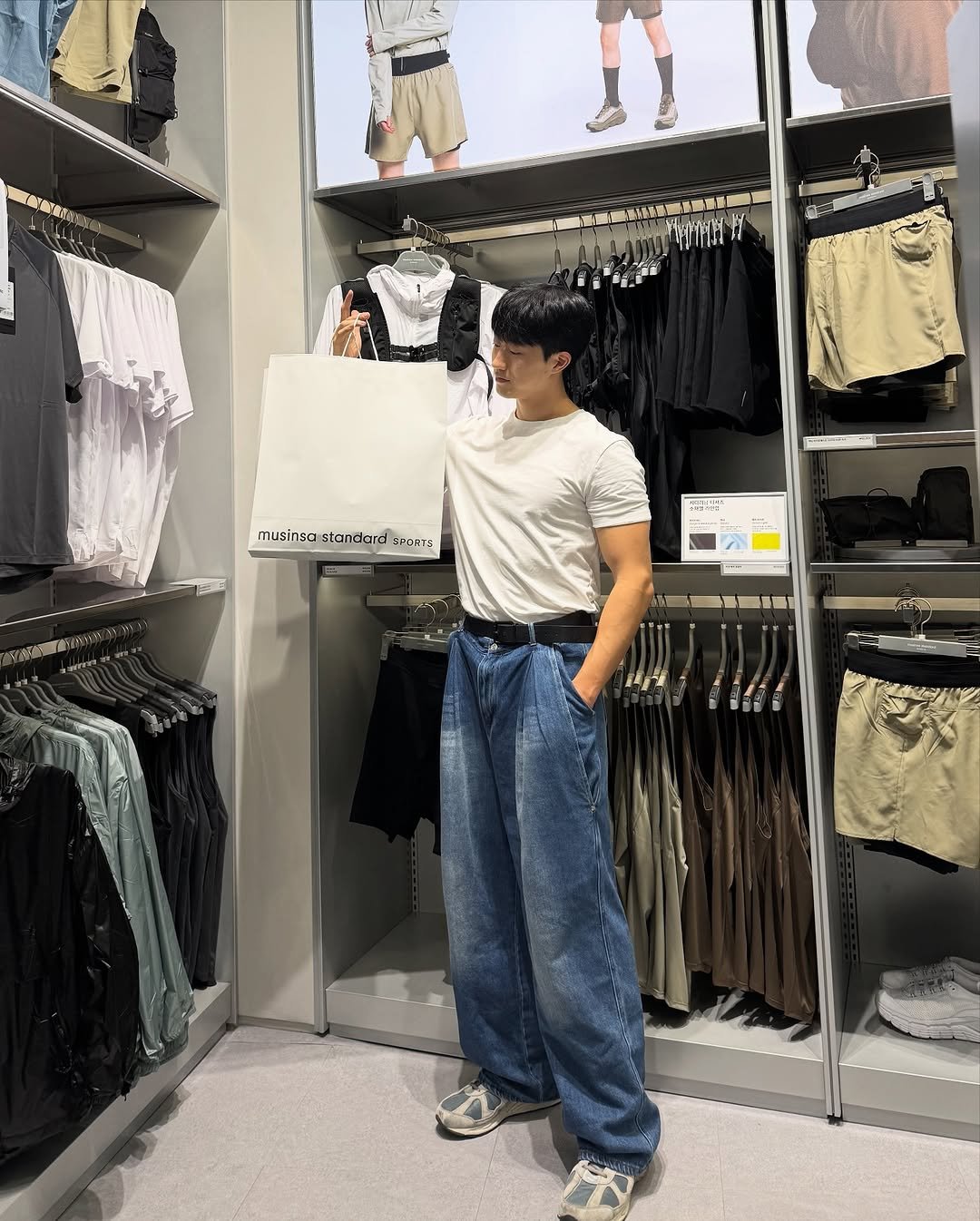 Photo shared by 민규 on September 26, 2025 tagging @musinsa.official, @musinsa_player, and @musinsa_standard_sports. May be an image of 3 people, sweatpants, clothes hanger and text.