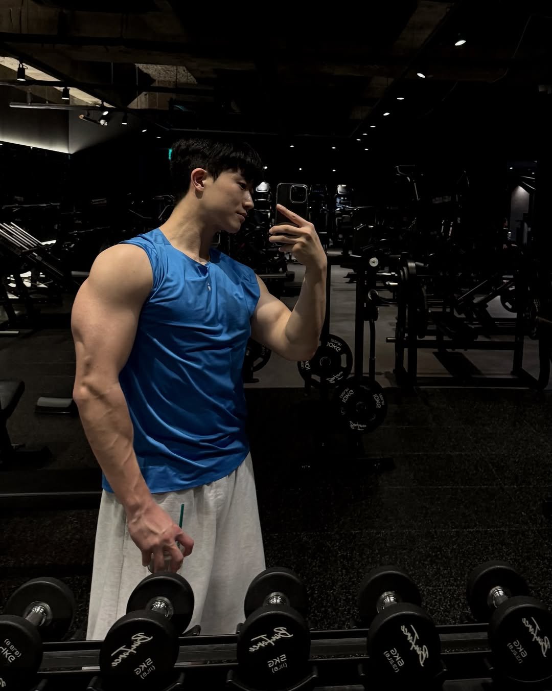 Photo shared by 민규 on April 11, 2026 tagging @pihp.club. May be an image of one or more people, biceps, people bodybuilding, dumbbell and text.