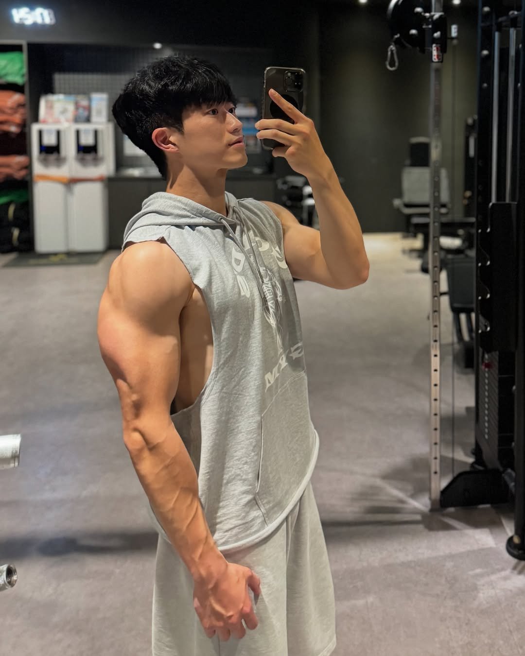 Photo by 민규 on May 07, 2025. May be an image of 1 person, biceps, body building and text.