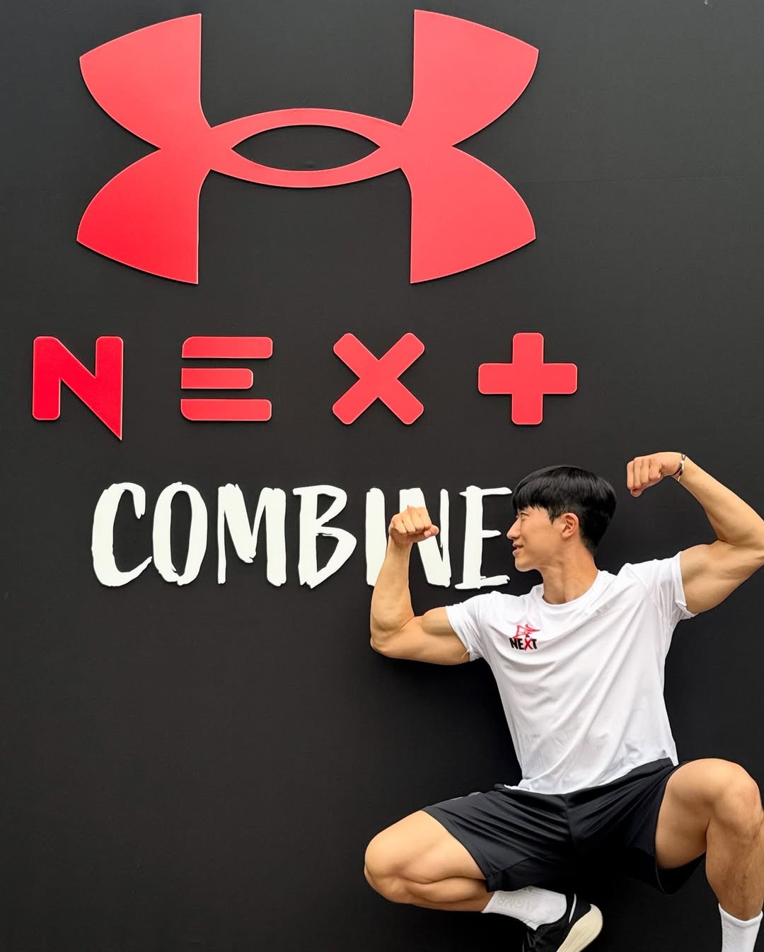 Photo shared by 민규 on May 24, 2025 tagging @underarmourkr. May be an image of 1 person, activewear, sportswear, sports equipment and text that says '8 N NEX+ + O HEXT 做'.