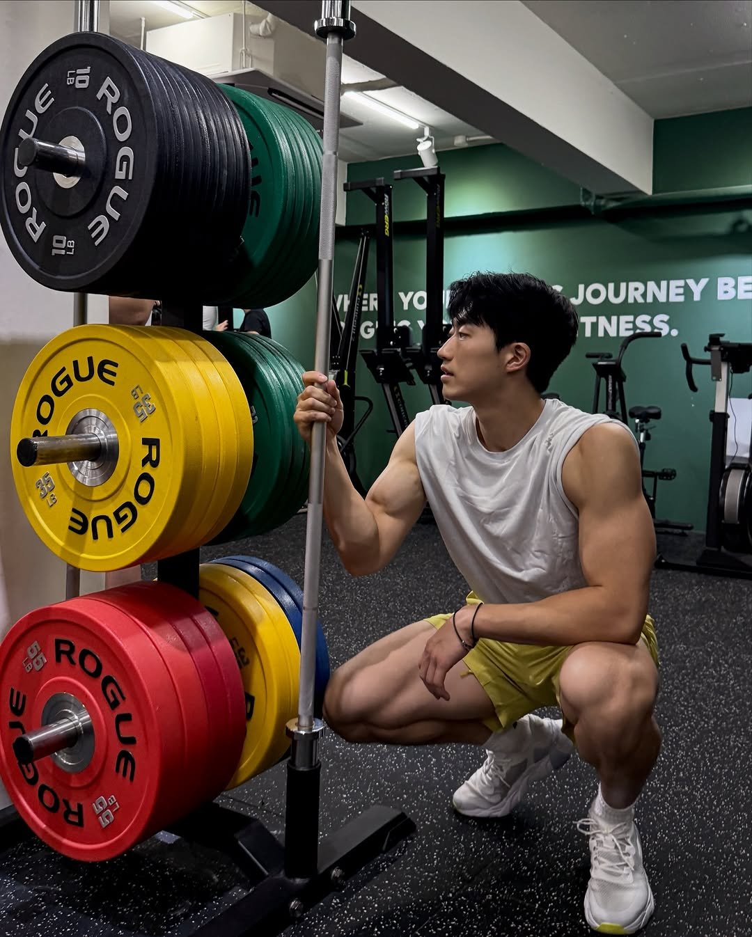 Photo shared by 민규 on September 30, 2025 tagging @musinsa.official, @underarmourkr, and @musinsa_player. May be an image of 1 person, biceps, body building, barbell, dumbbell, rack and text.