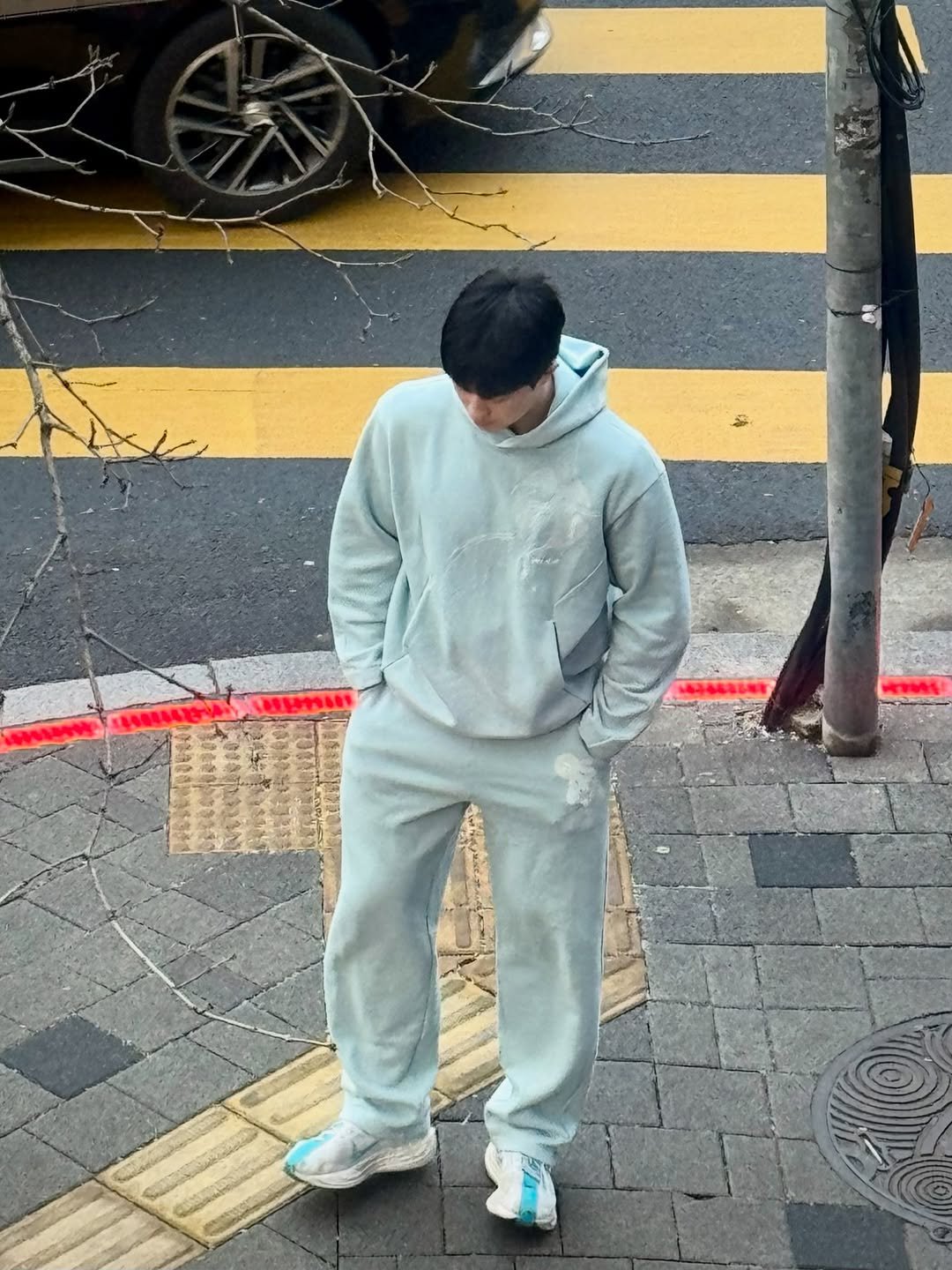 Photo shared by 민규 on February 07, 2026 tagging @pirunninglab, and @pihp.club. May be an image of one or more people, duffle coat, sweatsuit, sweatpants, road, street and text.