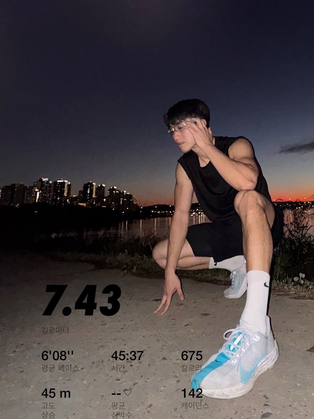 Photo shared by 민규 on October 09, 2025 tagging @nike, @nikerunning, and @blueelephant.co. May be an image of 1 person, twilight, outdoors and text that says '칼로리 45m m 고도 사스 평균 142 케이던스'.