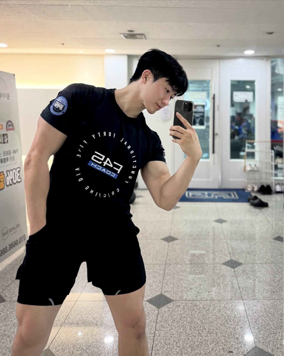 workout_minkyu 게시물 이미지: 사진 찍을 때만 정상이고 수업 들어가면 눈 돌아가는 나🤪😜
@leo._.leyo...
