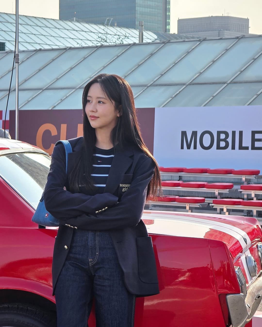 Photo shared by 김소현 on October 28, 2025 tagging @tommyhilfiger. May be an image of one or more people, people standing, phone, blazer, suit and text that says 'CU MOBILE Comni gir'.