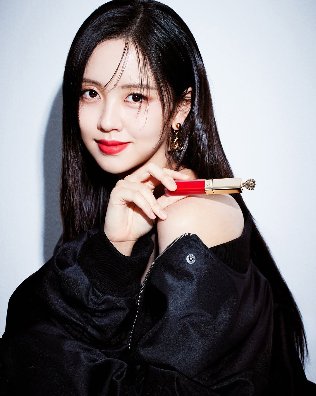 Photo shared by 김소현 on December 18, 2025 tagging @dolcegabbana_beauty.