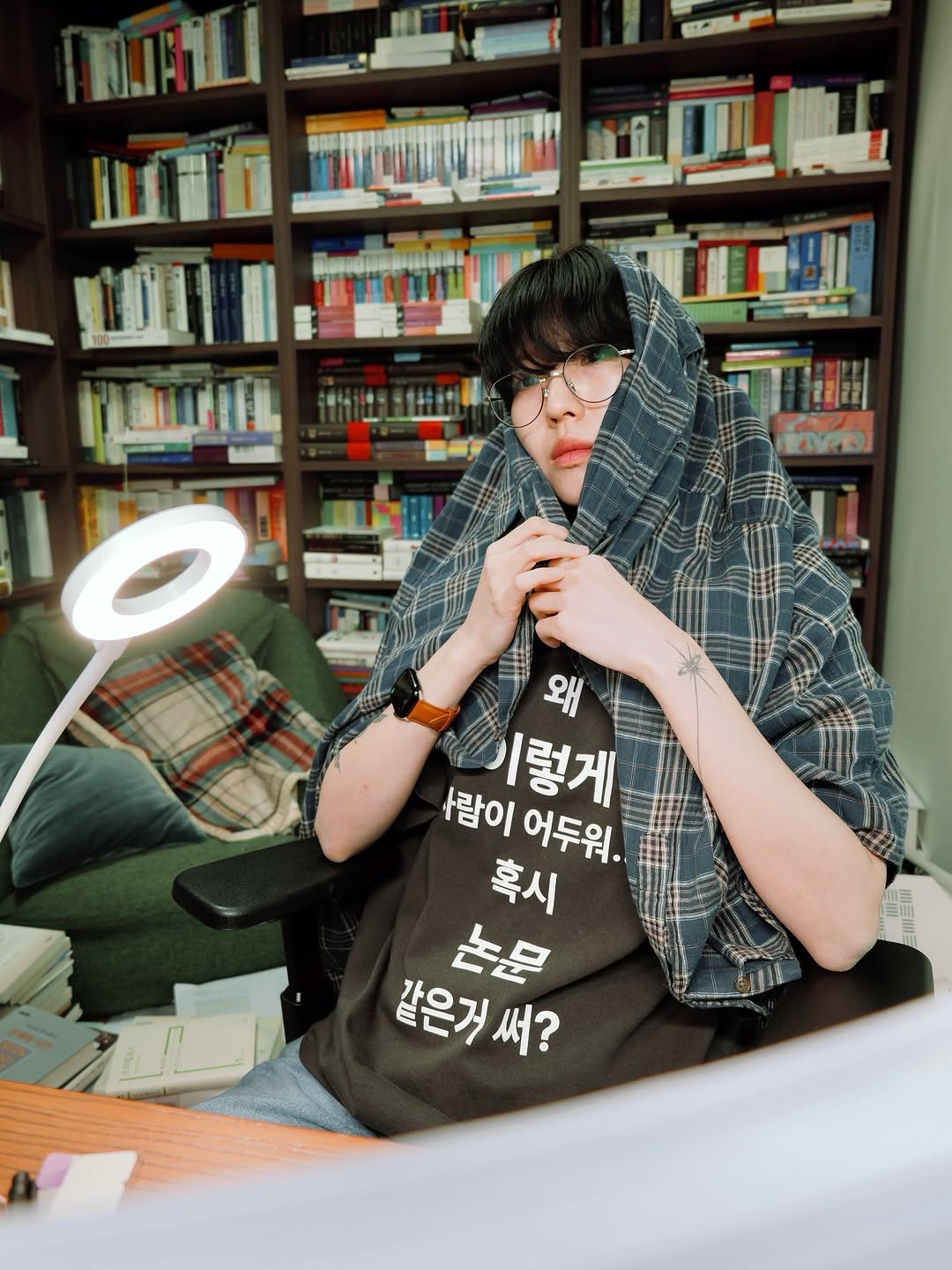 writer_winter 게시물 이미지: 티셔츠 컨셉에 맞춘 사진
귀여운 티셔츠지만 밖에서 입을 수는 없ㅇㅓ..