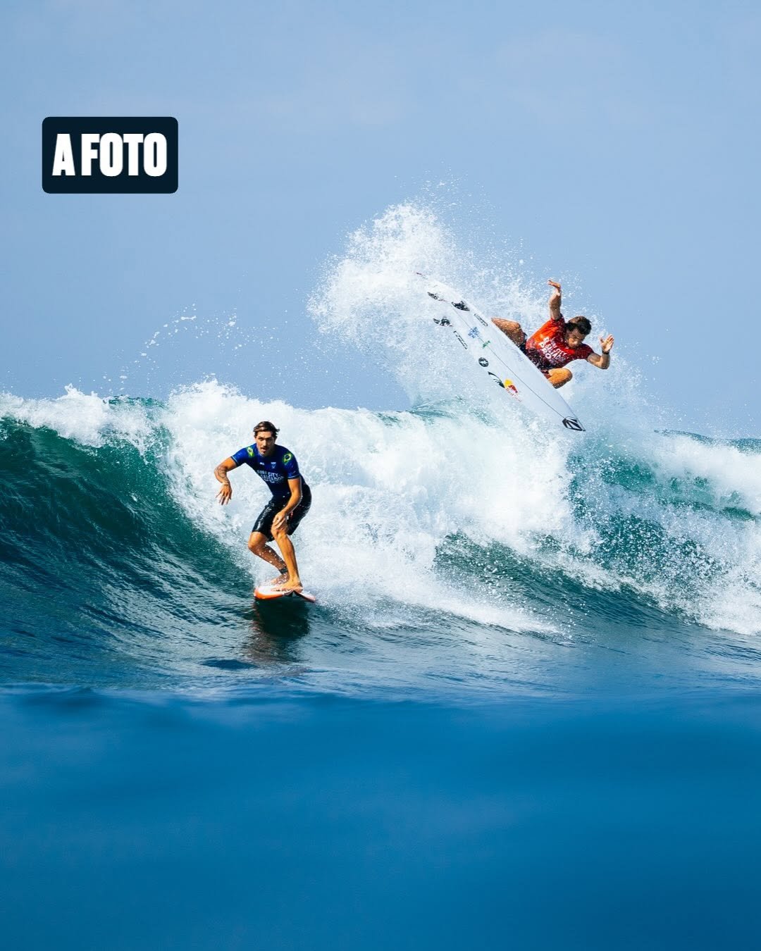 Photo shared by World Surf League Brasil on January 07, 2026 tagging @wsl, @joaochumbinho, and @jackrobinson72. May be an image of surfboard, water and text that says 'AFOTO'.