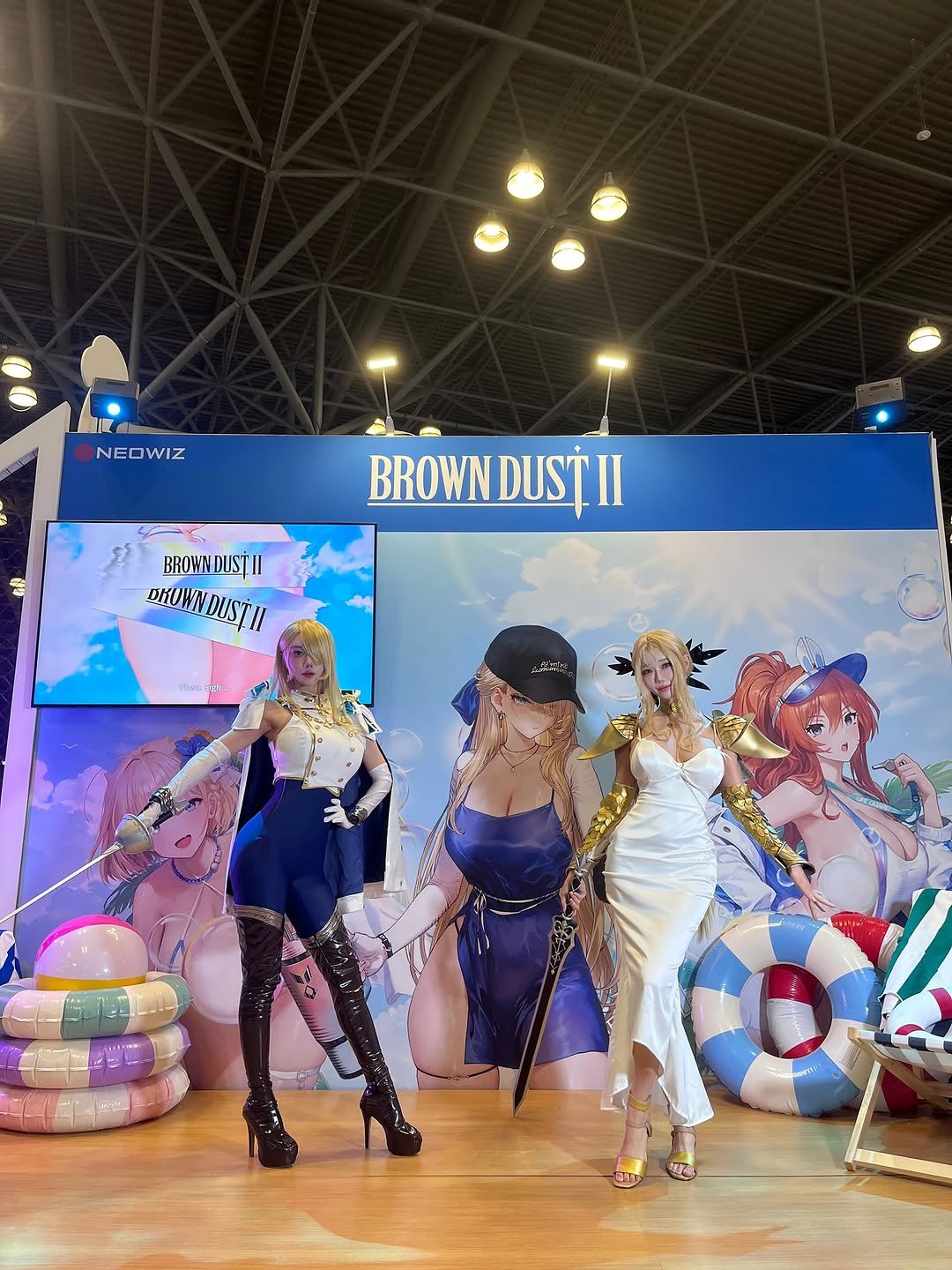 Photo shared by Song Joo A on August 26, 2025 tagging @berry_3.14_official, and @browndust2_en. May be an image of 3 people, costume and text that says 'NEOWIZ BROWN DUST BROWNDUSȚII II BROWNDUSȚII DKOWNDUSH // Hinie. 4e1. ee'.