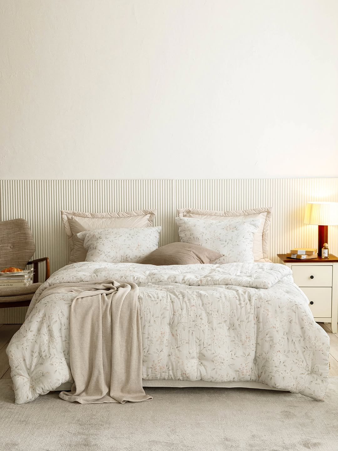 Photo by 엘레나하임 on September 23, 2025. May be an image of mattress, headboard, bed, bedroom, indoors and text.