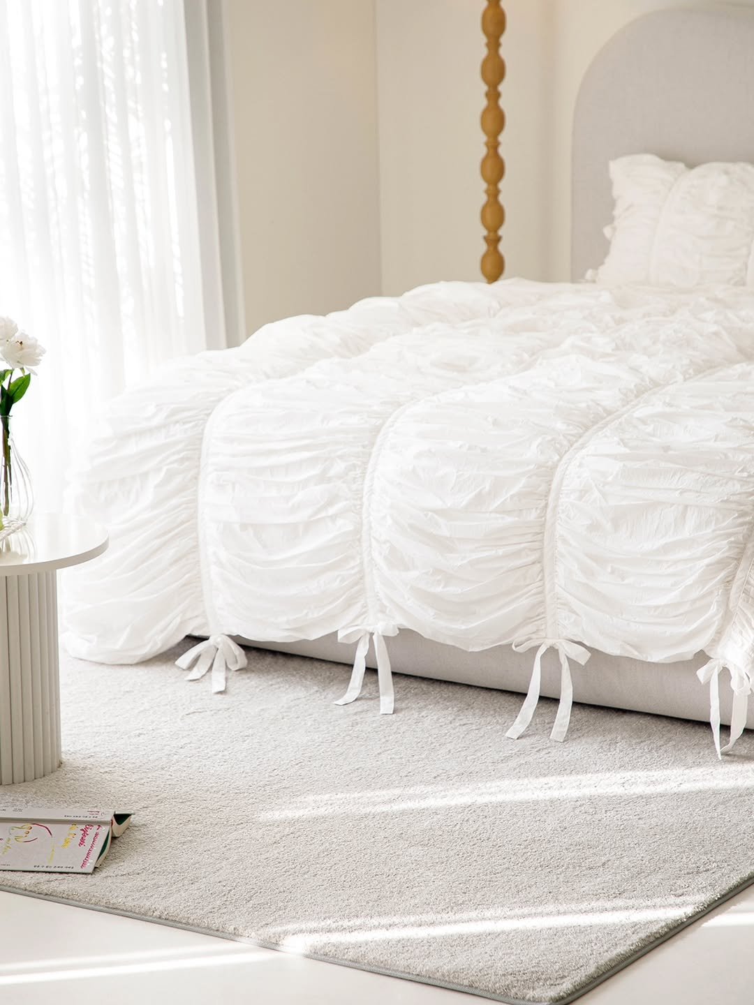 Photo by 엘레나하임 on April 26, 2026. May be an image of bed, mattress, headboard, bedroom, indoors and text.