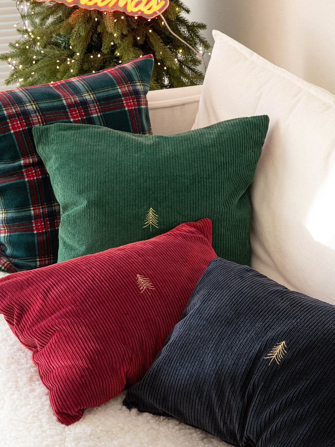 Photo by 엘레나하임 on November 10, 2025. May be an image of blanket and text.