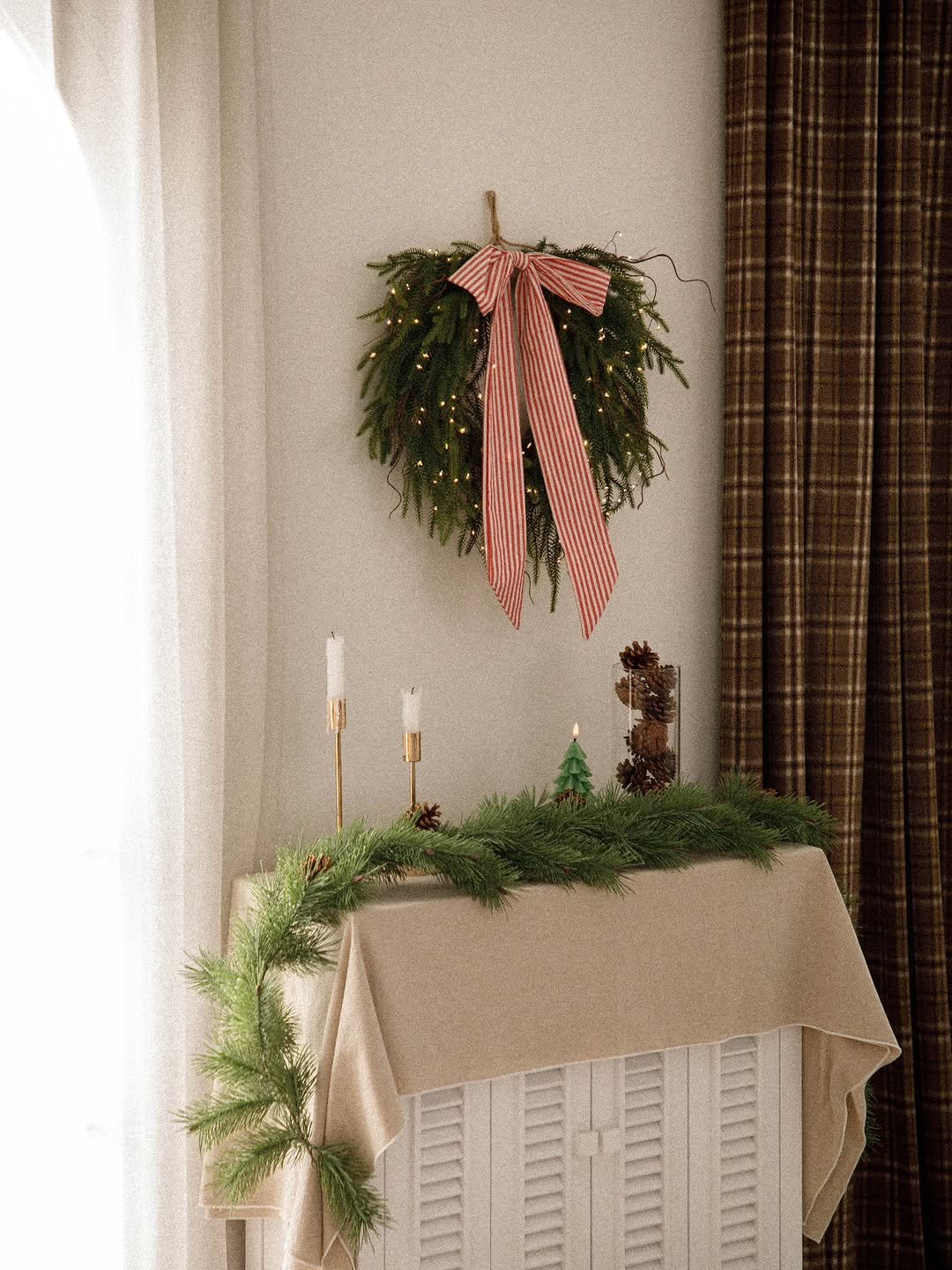 Photo by 엘레나하임 on November 09, 2025. May be an image of gingerbread cookie, Christmas stocking, christmas tree, tinsel, curtains, pinecone and text.