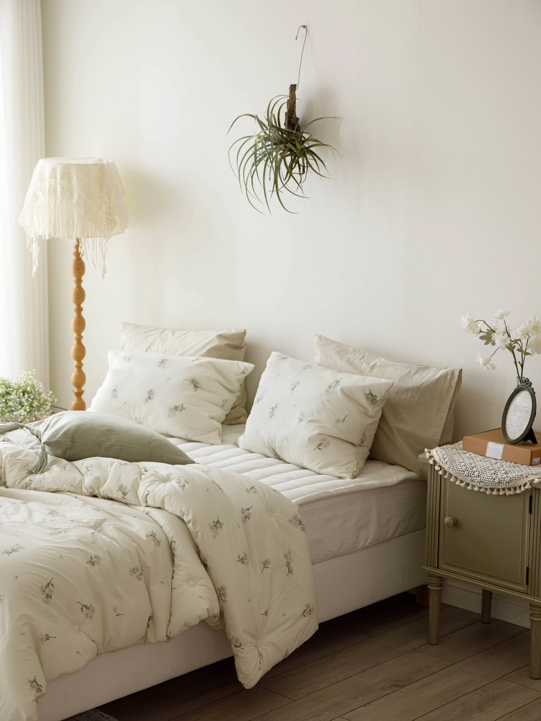 Photo by 엘레나하임 on August 06, 2025. May be an image of mattress, bed, headboard, indoors, bedroom and text.