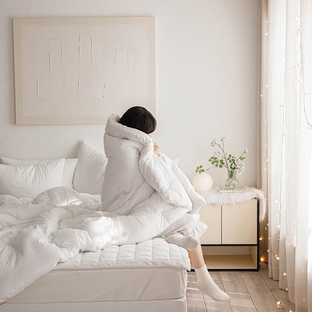 Photo by 엘레나하임 on December 25, 2025. May be an image of goosedown coat, mattress, bed, futon, bedroom and text.