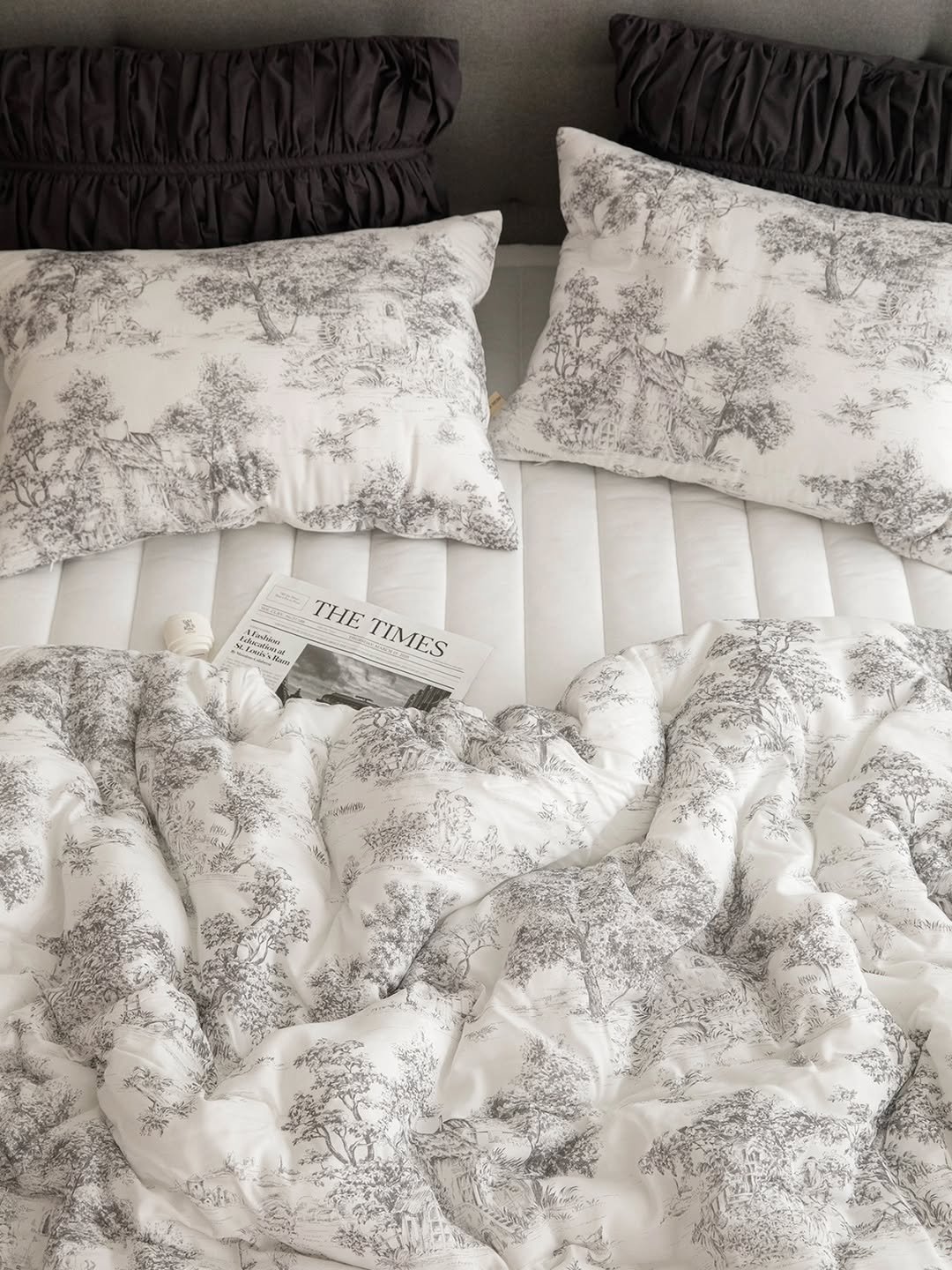 Photo by 엘레나하임 on September 26, 2025. May be an image of headboard, bed, mattress, bedroom and text.